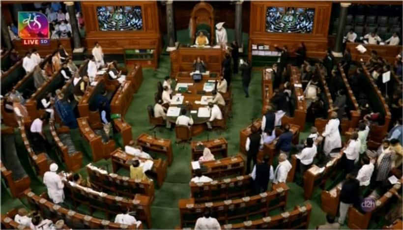 నల్ల దుస్తుల్లో పార్లమెంట్‌కు కాంగ్రెస్ ఎంపీలు.. ప్రారంభమైన నిమిషాల్లోనే వాయిదా పడిన ఉభయ సభలు.. 