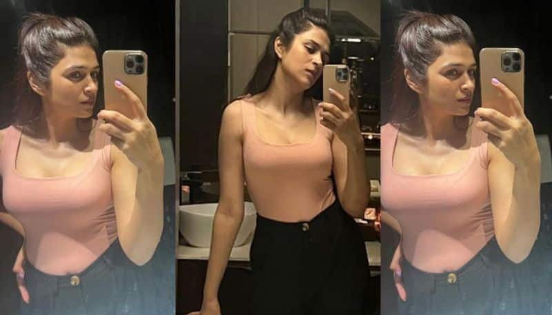 Shraddha Das mesmerizing with her beatiful mirror selfies NSK