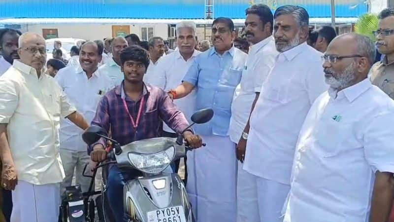 physically challenged persons argument with government officers in puducherry assembly campus