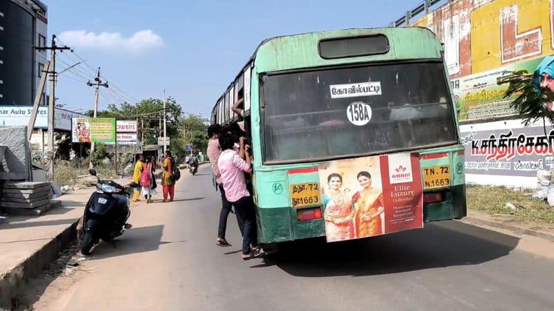 college students travel in footboard in government bus in kovilpatti