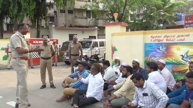 muslim parties protest against vellore fort issue in police station