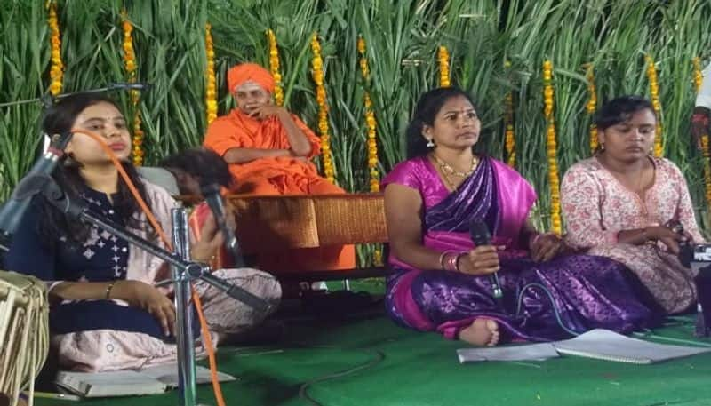 Gavisiddeshwara Swamiji Did Bagina to Bhogapuresh Lake in Gangavathi grg