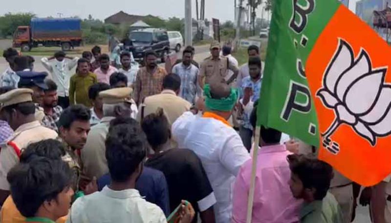 stone pelting  on  BJP Leader  Satya kumar  Car  in Guntur District  lns 