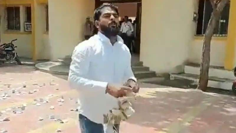 Viral Video: Officials who asked for a bribe! The farmer threw bribe money on the front of govt office at Maharashtra 