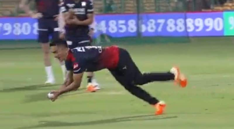 Watch Indian Captain Sunil Chhetri stuns RCB playes with epic catches gkc