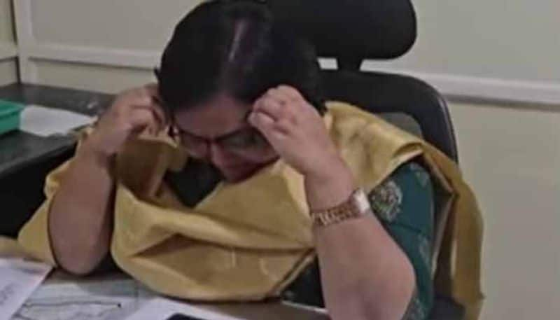  Gadwal  ZP CEO  Vijaya Naik cries  after collector  order  lns 