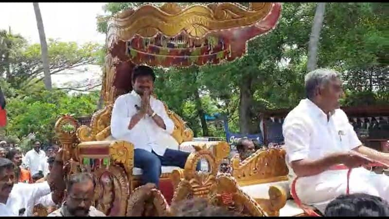 Minister Udhayanidhi Stalin rode in a horse-drawn cart in Tiruvarur