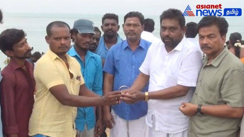 a devotee misses 5 sovereign jewels in Tiruchendur sea! Restored oyster workers!