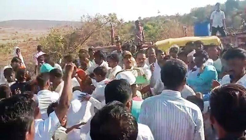 Raichur Congress BJP activist clashed polling booth suh 