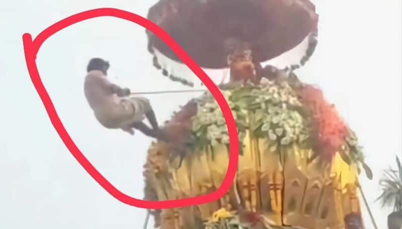 Man Dies Due to Fell from the Chariot in Vijayapura grg 