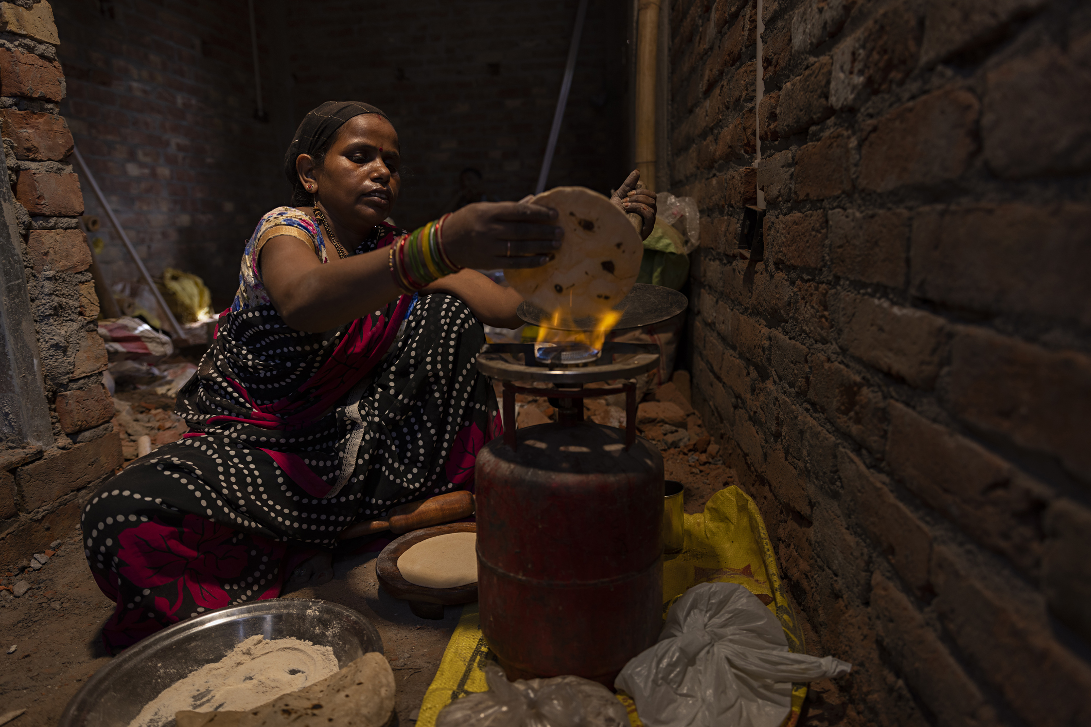 Cooking roti on gas flame? Stop now and understand the risks