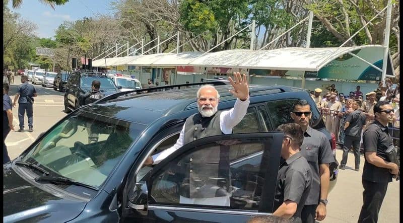 PM modi step down from car after seeing the overwhelming response of Masinagudi people