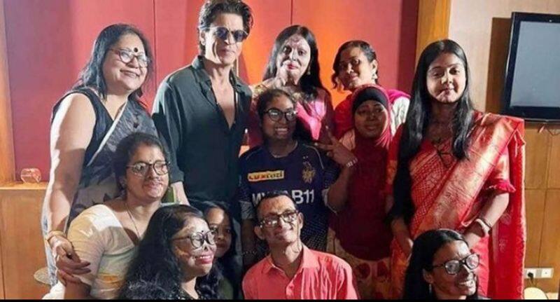 Shah Rukh Khan clicks pics with acid attack survivors in Kolkata  fans call him king of hearts 