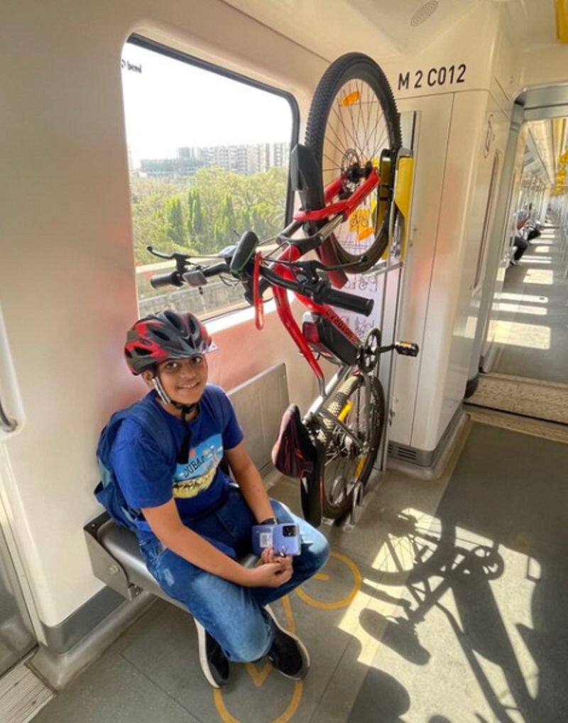 This boy travels in Mumbai Metro with cycle for tution