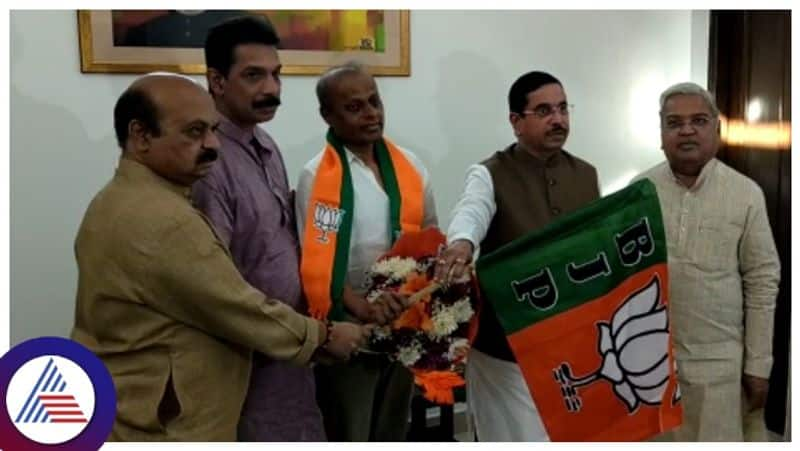 Kalaghatagi Nagaraj Chhabbi left Congress and joined BJP Competition for Santosh Lad sat