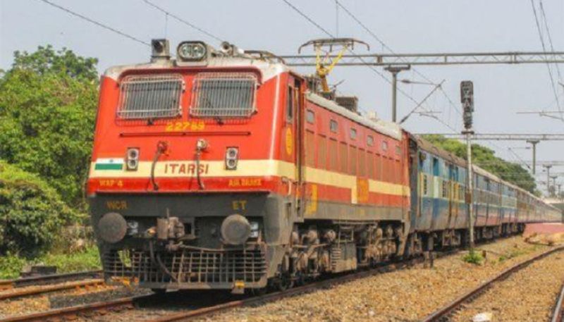 Girls Hot Dance In Moving Train, Video Goes Viral - bsb