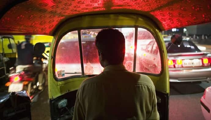 Inspiring! Autorickshaw driver in Bengaluru returns Rs 10,000 to passenger who sent it by mistake 
