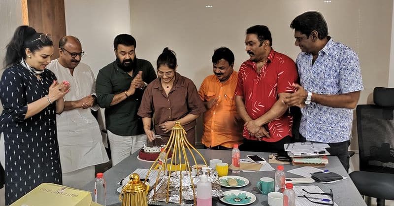 Rachana Narayanankutty birthday celebration pic mohanlal siddique shwetha menon nsn