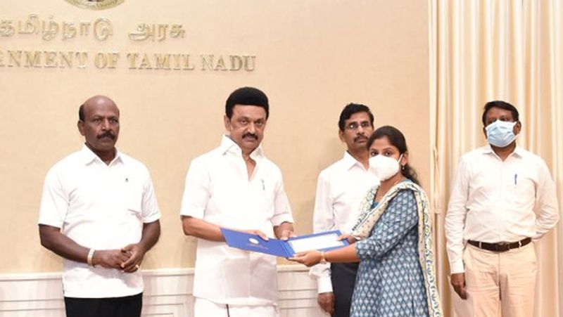 CM Stalin gave financial assistance of Rs.8.50 crore to the heirs of 13 government doctors who died on duty