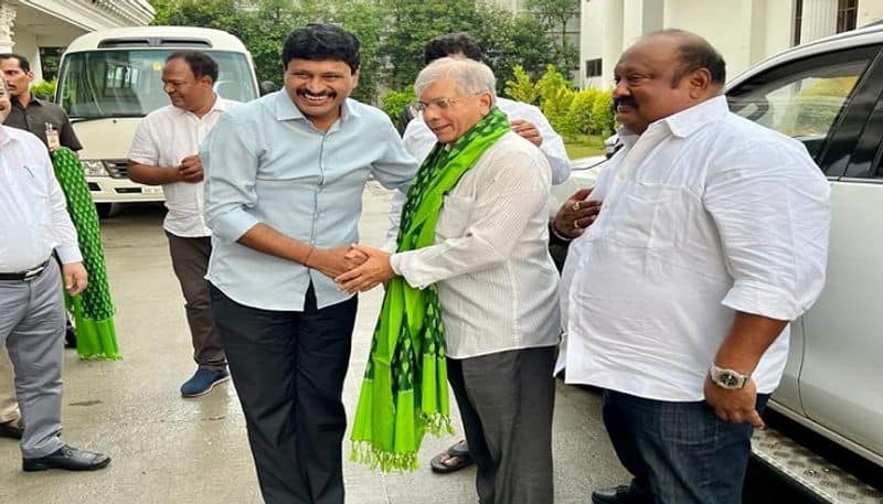 Ambedkars grandson Prakash Ambedkar welcomed in Hyderabad - bsb