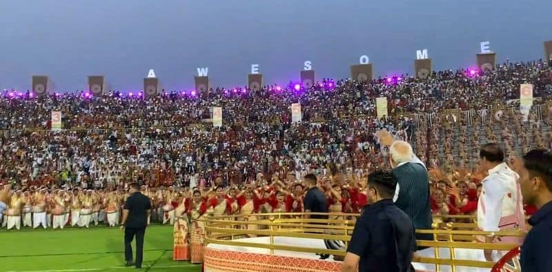 more than eleven thousand dancers performed bihu dance and welcomed pm modi in assam