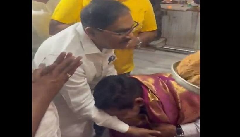 కర్ణాటక అసెంబ్లీ ఎన్నికల్లో ఆసక్తికర పరిణామం..  కాంగ్రెస్ నేత కాళ్లను తాకిన యడియూరప్ప కుమారుడు.. వీడియో వైరల్