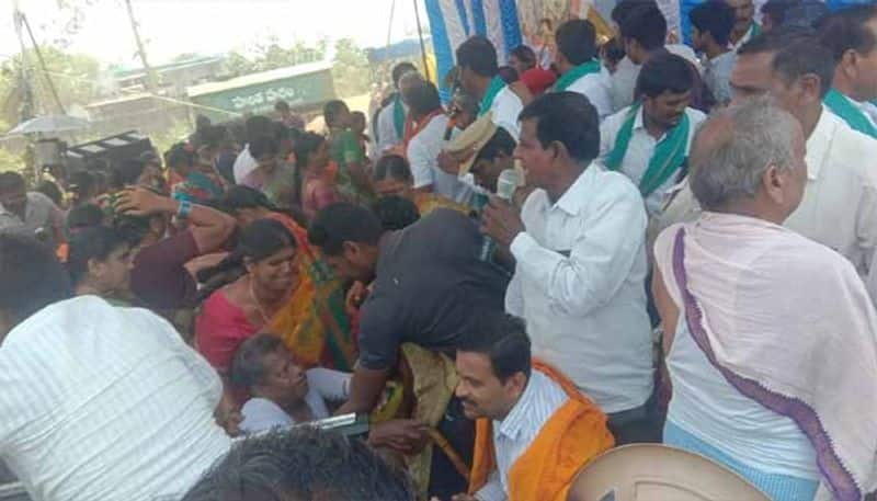 Telangana Minister  Gangula  Kamalakar injured  After  Stage  collpsed  in  Karimnagar District lns 