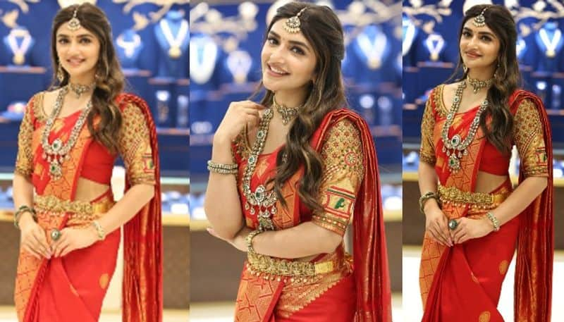 Actress Sreeleela looks beautiful in Traditional wear NSK