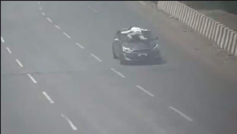 The driver who locked the policeman on the bonnet of the car for 400 meters.. Video viral - bsb