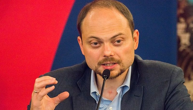 Kremlin cretic Vladimir Kara-Murza jailed for 25 years for treason AJR