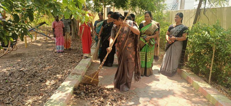 woman councillor start a cleaning work in coimbatore corporation