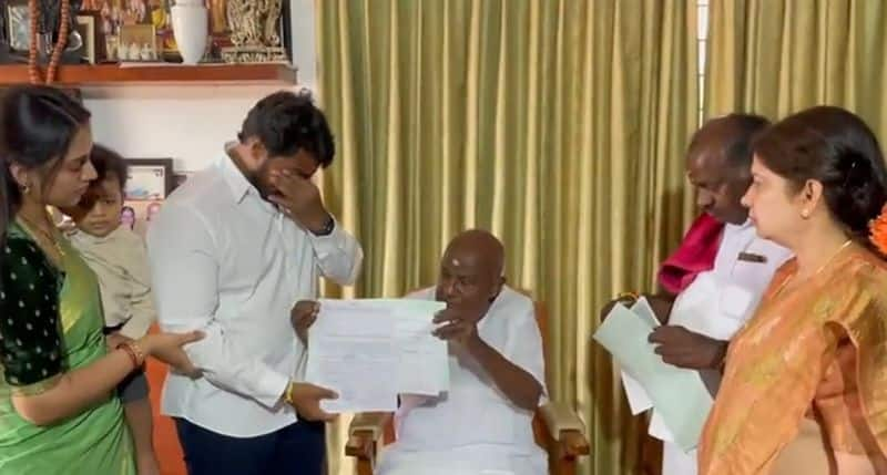 Karnataka Election 2023 Nikhil Kumaraswamy Crying Before Receiving From B Form by HD Devegowda gvd