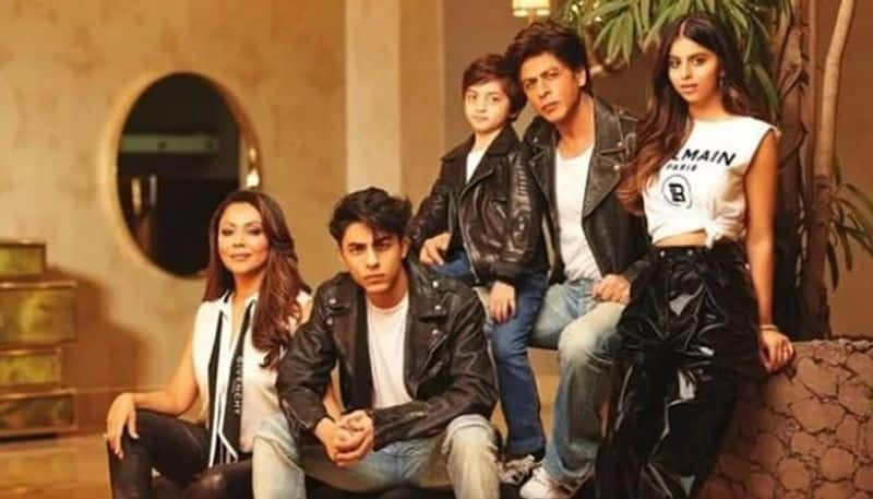 Shah Rukh Khan  Gauri Khan  Aryan Khan   Suhana Khan  AbRam  Shah Rukh Khan candid family portraits go viral