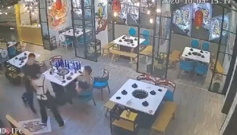 Female Bruce Lee : Waitress fights a customer who misbehaving with her in a restaurant, Video viral - bsb