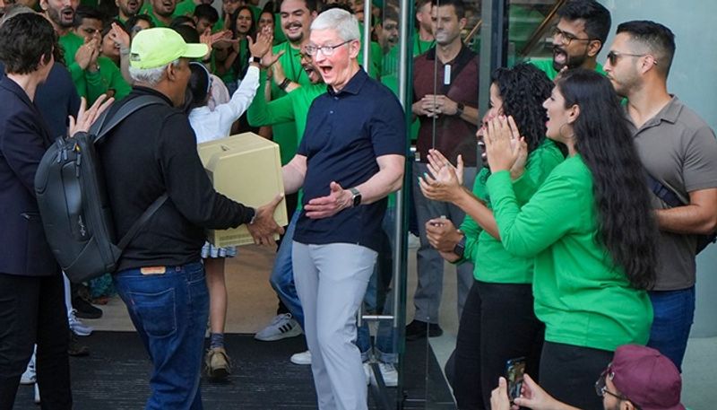 Apple Store in India Fan brings 1984 vintage computer to grand Mumbai opening gcw