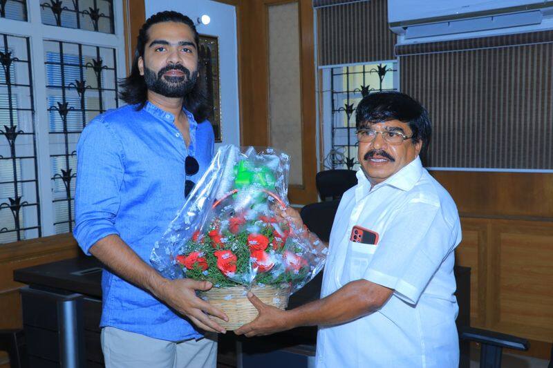 Actor Simbu met the fan club administrators! Have a biryani party!