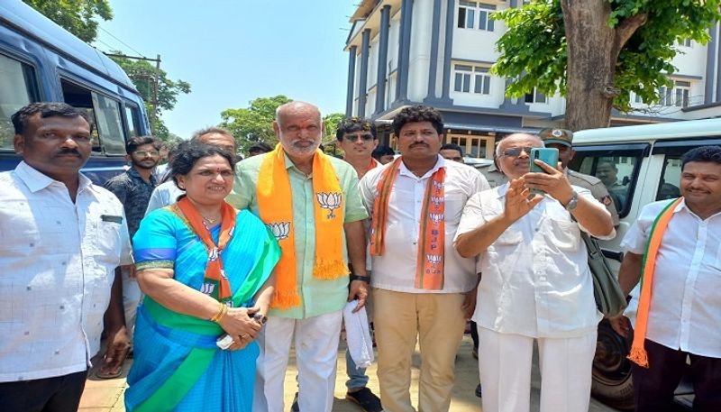 Yellapur BJP Candidate Shivaram Hebbar Submitted Nomination in Karwar grg