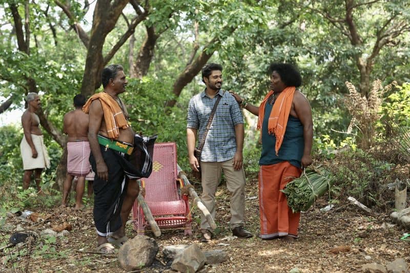 Fans shake hands enthusiastically to see Yogibabu at Sabarimala viral video 