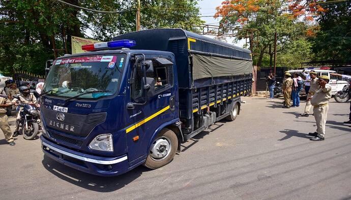 Atiq Shooter varanasi police van 