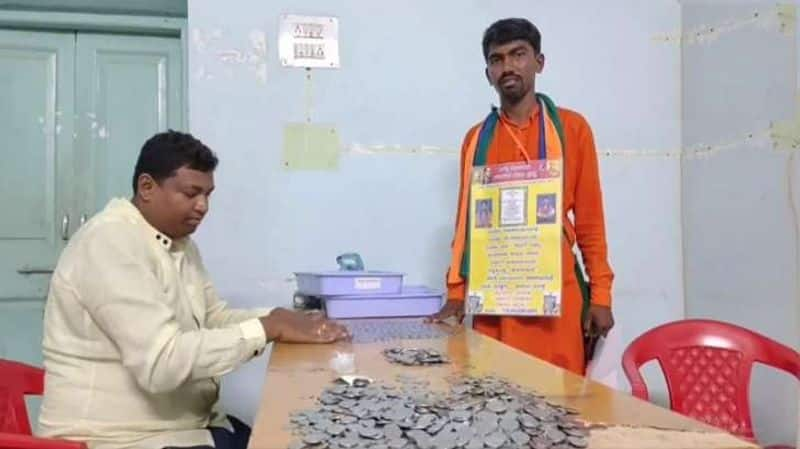 Yadgir Independent Candidate Yankappa Pays Deposit money in Coins Collected From Voters san