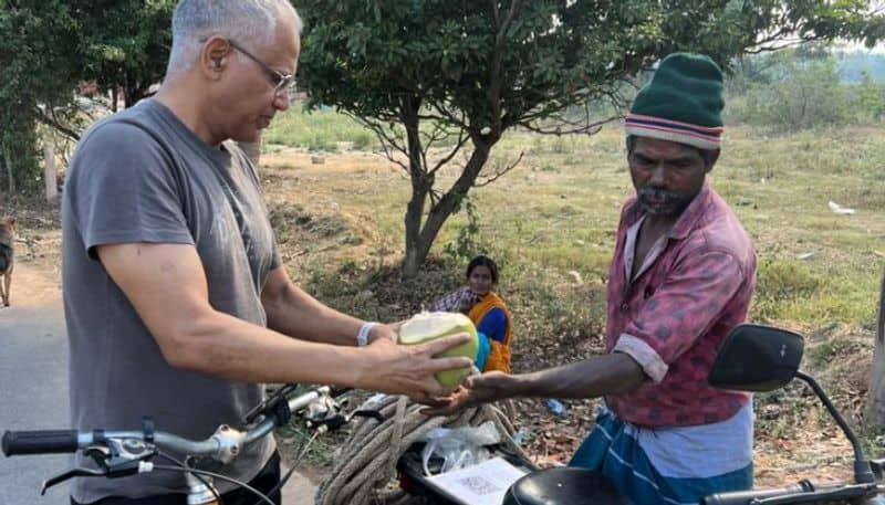 Twitter Salutes This Coconut Seller With QR Code azn