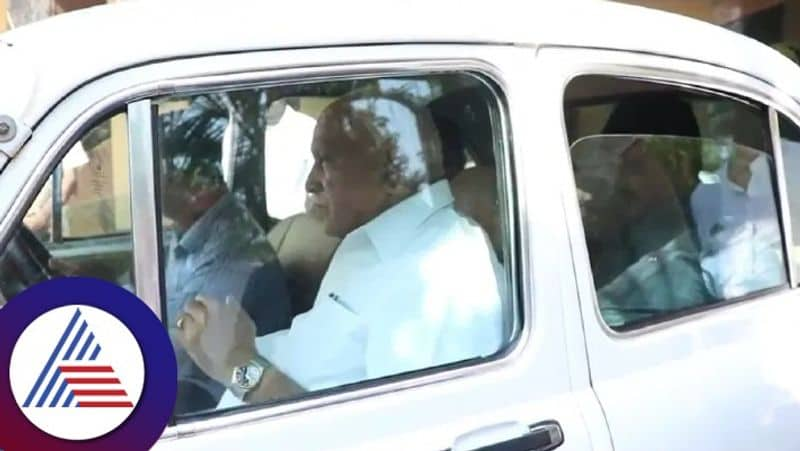 Karnataka election 2023 BS Yadiyurappa arrived in a lucky car for Vijayendra's nomination submission at shikaripur rav