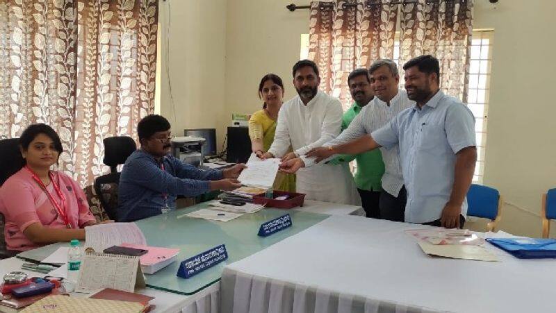 Preetamgowda filed nomination in Holenarasipura nbn