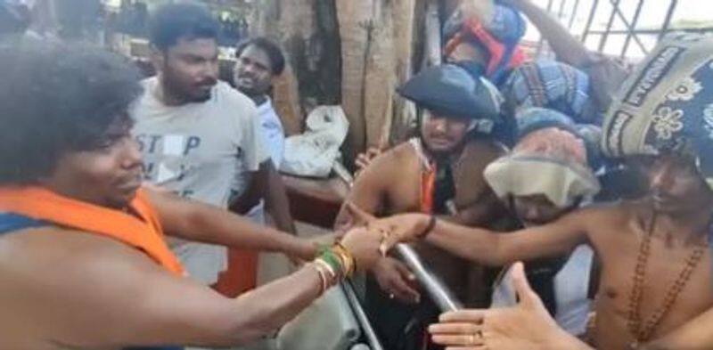 Fans shake hands enthusiastically to see Yogibabu at Sabarimala viral video 