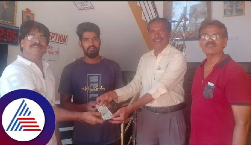 A man who returned money to the one who lost it and showed humanity at ankola uttarakannada rav