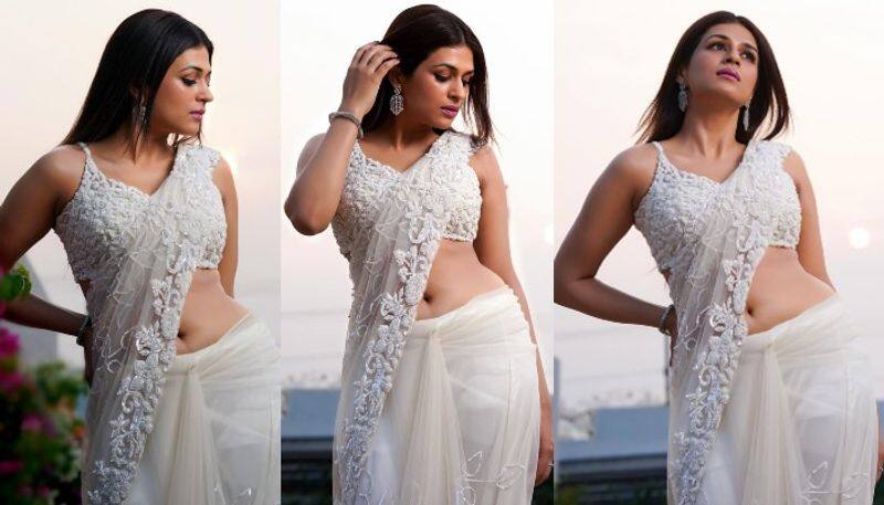 Actress Shraddha Das looks Beautiful in white Saree NSK 