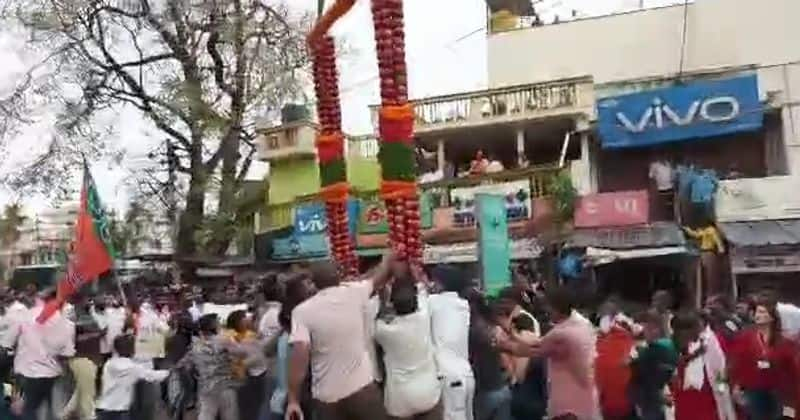 Karnataka election 2023: BJP workers snatched the apples from the garland which was ready for Amit Shah