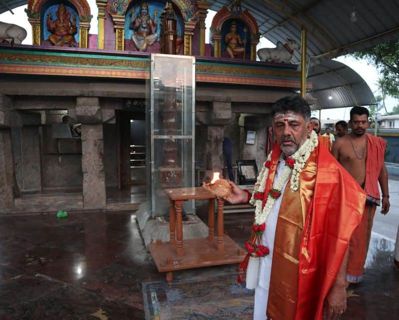 ஒருவழியாக வேட்புமனு ஏற்பு.. காங்கிரஸ் தலைவர் டி.கே.சிவக்குமார் கோயிலில் சிறப்பு பூஜை