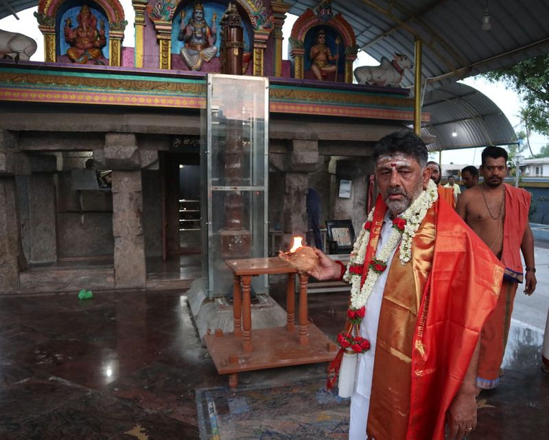 Acceptance of nomination Congress leader DK Shivakumar performed special pooja at the temple