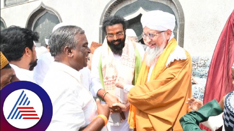 Minister Sriramulu participated in Ramzan prayers at bellary today rav